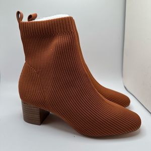 CUSHIONAIRE Women's Stretch bootie +Memory Foam 7 WIDE TAN/ burnt orange